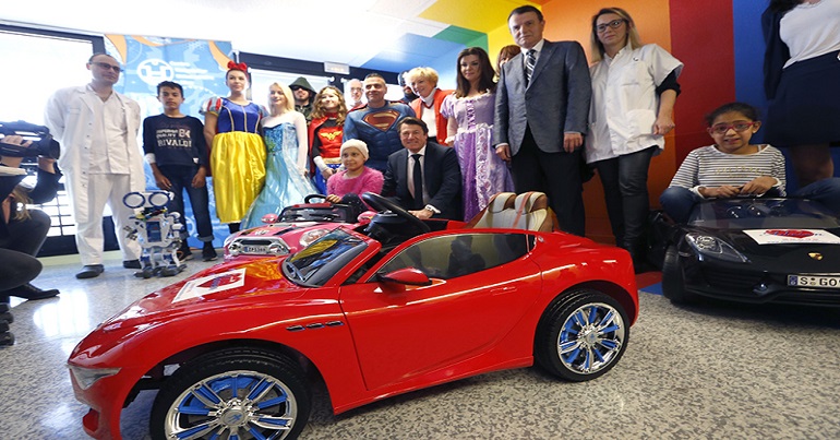 Remise de mini-voitures électriques ludiques aux enfants hospitalisés